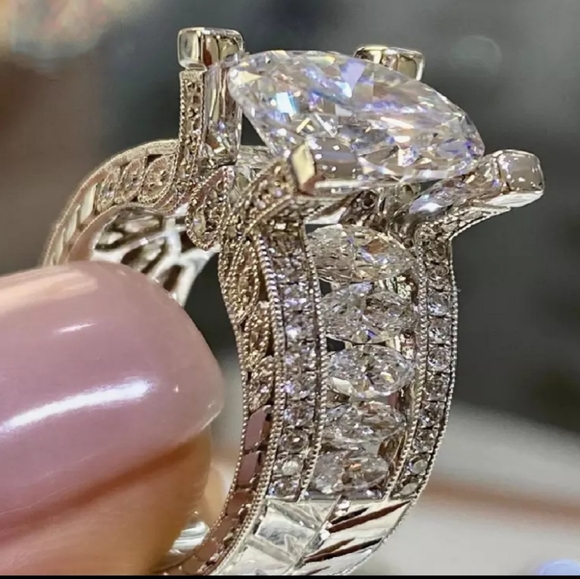 Jewelry - 🎀💍925 White Sapphire Noble Ring